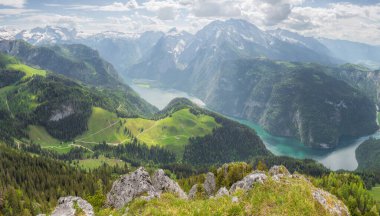 Berchtesgaden Ulusal Parkı 'ndaki Jenner Dağı yakınlarındaki Konigsee Gölü manzarası, Yukarı Bavyera Alpleri, Almanya, Avrupa. Doğa konseptinin güzelliği.