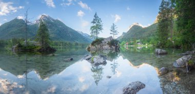 Dağ manzarası ve güzel Hintersee gölde Berchtesgaden Milli Parkı, üst Bavyera Alpleri, Almanya, Avrupa görünümünü. Doğa kavramı arka plan güzelliği.