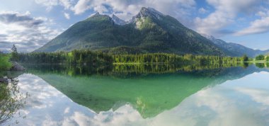Dağ manzarası ve güzel Hintersee gölde Berchtesgaden Milli Parkı, üst Bavyera Alpleri, Almanya, Avrupa görünümünü. Doğa kavramı arka plan güzelliği.