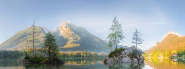 Dağ manzarası ve güzel Hintersee gölde Berchtesgaden Milli Parkı, üst Bavyera Alpleri, Almanya, Avrupa görünümünü. Doğa kavramı arka plan güzelliği.