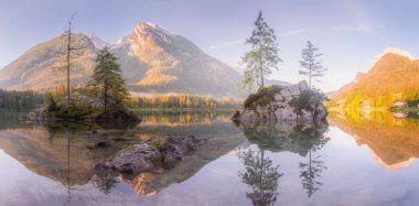 Dağ manzarası ve güzel Hintersee gölde Berchtesgaden Milli Parkı, üst Bavyera Alpleri, Almanya, Avrupa görünümünü. Doğa kavramı arka plan güzelliği.