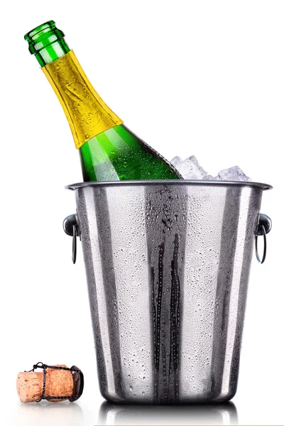 Bottiglia di champagne in secchio di ghiaccio — Foto Stock