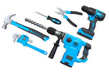 Delme, çekiç ve kerpeten de dahil olmak üzere çeşitli el ve elektrikli aletler kesme yolu olan beyaz arka planda izole edilmiş. Onarım ve inşaat kavramı