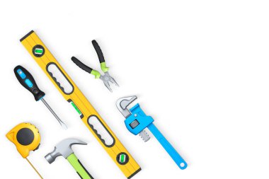 Çekiç, pense, tornavida ve mezura gibi çeşitli inşaat aletleri, kırpma yolu ile beyaz arka planda izole edilmiş, ev onarımı kavramı
