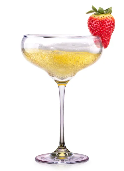 Бокал шампанского с клубникой, изолированный на белом — стоковое фото