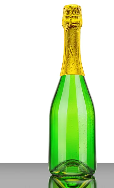 Fles champagne geïsoleerd op de witte — Stockfoto