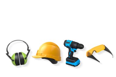Güvenlik kulaklıkları, başlık, kablosuz matkap ve güvenlik gözlükleri kesme yolu ile beyaz arka planda izole edilmiş, inşaat güvenliğini temsil ediyor.
