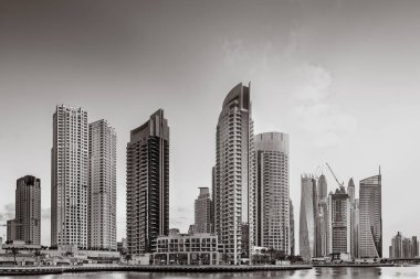 Yat ve bulutlu gökyüzü, Dubai, Birleşik Arap Emirlikleri Dubai Marina Körfezi'nin panoramik görünüm.