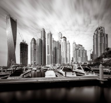 Yat ve bulutlu gökyüzü, Dubai, Birleşik Arap Emirlikleri Dubai Marina Körfezi'nin panoramik görünüm.