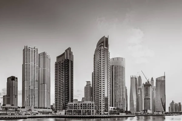 Yat ve bulutlu gökyüzü, Dubai, Birleşik Arap Emirlikleri Dubai Marina Körfezi'nin panoramik görünüm.