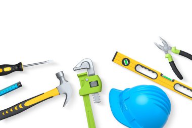 İngiliz anahtarı, çekiç, kerpeten ve miğfer de dahil olmak üzere çeşitli inşaat aletleri kırpma yolu ve inşaat konsepti ile beyaz arka planda izole edilmiş.