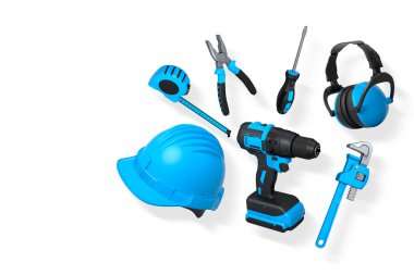 Yapım araçları ve güvenlik ekipmanları kesme yolu olan beyaz arka planda izole edilmiş. İş güvenliği ve inşaat araçları kavramı