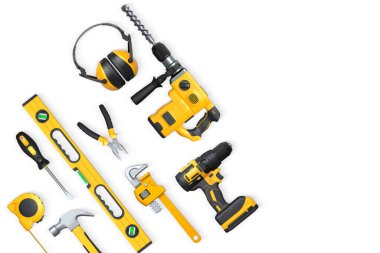 Beyaz arkaplanda kesme yolu ile izole edilmiş matkap, çekiç, bant, ingiliz anahtarı ve kulaklık gibi çeşitli inşaat araçları, DIY kavramı