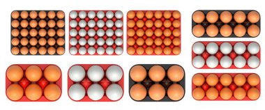 Beyaz şeffaf arka planda izole edilmiş, düzgün istiflenmiş kahverengi ve beyaz yumurtalarla dolu plastik tepsiler. Yumurta çeşitliliği ve gıda endüstrisi kavramı