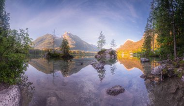 Dağ manzarası ve güzel Hintersee gölde Berchtesgaden Milli Parkı, üst Bavyera Alpleri, Almanya, Avrupa görünümünü. Doğa kavramı arka plan güzelliği.