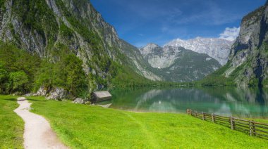Berchtesgaden Ulusal Parkı, Yukarı Bavyera Alpleri, Almanya ve Avrupa 'daki Obersee Gölü yakınlarındaki dağ vadisinin güzel manzarası. Doğa konseptinin güzelliği.