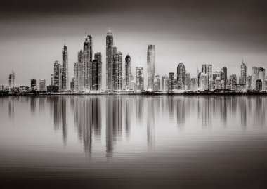 Aydınlatılmış gökdelenleri ve gece siyah beyaz rıhtımlı şehir silüeti, kentsel gelişim konsepti, Dubai Marina Körfezi BAE