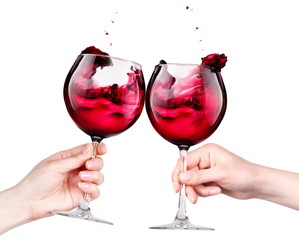 Gläser Rotwein mit Spritzern in der Hand isoliert — Stockfoto