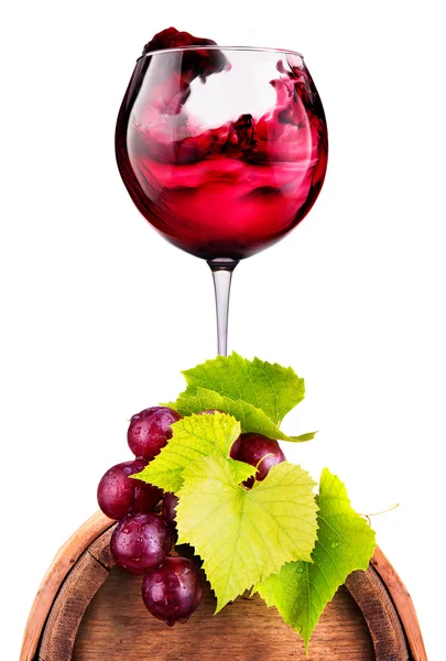 Copa de vino tinto en un barril de madera con uva — Foto de Stock