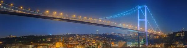 Veduta del ponte sul Bosforo di notte Istanbul — Foto Stock