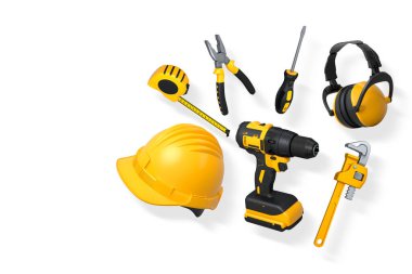 Yapım araçları ve güvenlik ekipmanları kesme yolu olan beyaz arka planda izole edilmiş. İş güvenliği ve inşaat araçları kavramı