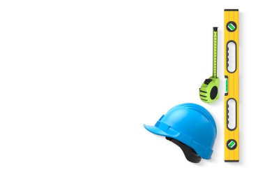 Güvenlik kaskı, mezura ve beyaz arka planda izole edilmiş yapı güvenliğini sembolize eden, kırpma yolu olan seviye aracı.