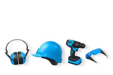 Kask, kulaklık, kablosuz matkap ve gözlük içeren koruyucu ekipmanlar kırpma yolu ile beyaz arka planda izole edilmiş, güvenlik inşaat giysisi konsepti
