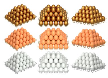 Beyaz şeffaf arka planda izole edilmiş kahverengi, beyaz ve altın yumurtayla dolu metal tepsiler. Yumurta çeşitliliği ve gıda endüstrisi kavramı