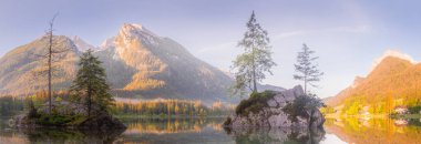 Dağ manzarası ve güzel Hintersee gölde Berchtesgaden Milli Parkı, üst Bavyera Alpleri, Almanya, Avrupa görünümünü. Doğa kavramı arka plan güzelliği.