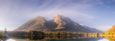 Dağ manzarası ve güzel Hintersee gölde Berchtesgaden Milli Parkı, üst Bavyera Alpleri, Almanya, Avrupa görünümünü. Doğa kavramı arka plan güzelliği.