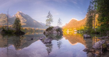 Dağ manzarası ve güzel Hintersee gölde Berchtesgaden Milli Parkı, üst Bavyera Alpleri, Almanya, Avrupa görünümünü. Doğa kavramı arka plan güzelliği.