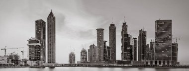 Business bay ve şehir merkezinin panoramik görünümünü alan Dubai, yansıma bir nehir, Birleşik Arap Emirlikleri.