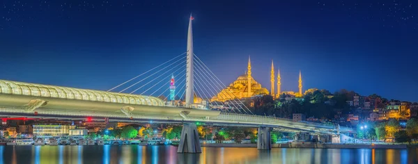 Puente Ataturk, puente de metro por la noche Estambul —  Fotos de Stock