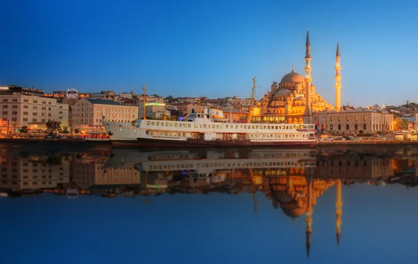 在戏剧性的日落的伊斯坦布尔全景 — 图库照片