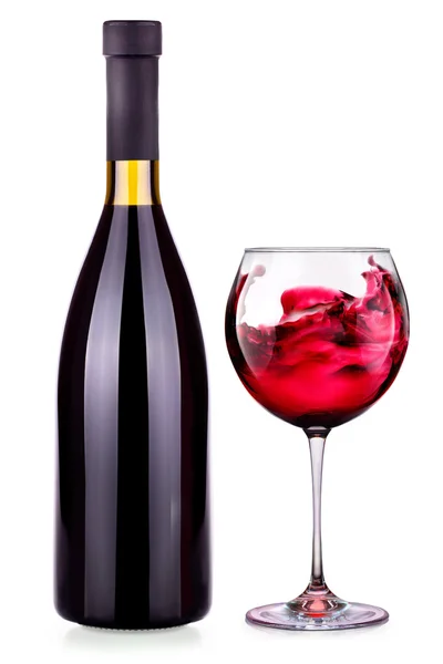 Copo de vinho tinto elegante e garrafa isolada — Fotografia de Stock