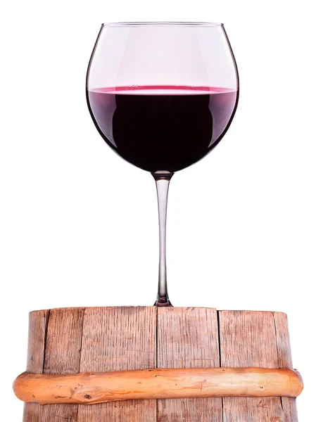 Kieliszek czerwonego wina na drewnianej beczce — Zdjęcie stockowe