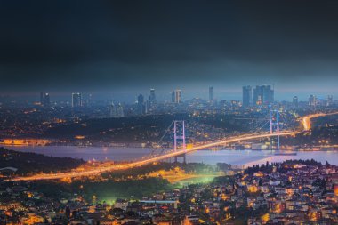 Gece İstanbul Boğaz Köprüsü'nün görünümü