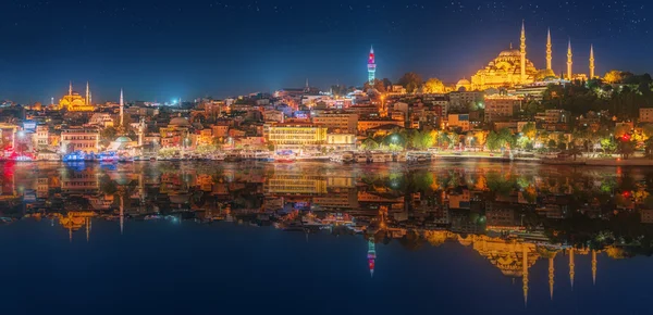Panorama os Istanbul en de Bosporus's nachts — Stockfoto