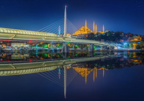 Ататюркский мост, мост метро ночью Стамбул — стоковое фото