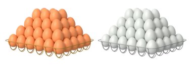 Beyaz şeffaf arkaplanda izole edilmiş beyaz ve kahverengi yumurtalarla dolu metal tepsiler. Yumurta çeşitliliği ve gıda endüstrisi kavramı