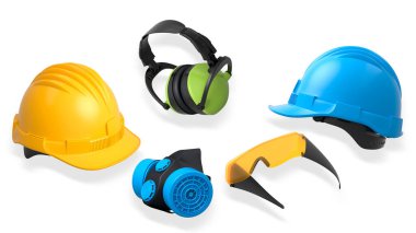 Kask, kulaklık, kablosuz matkap ve gözlük içeren koruyucu ekipmanlar kırpma yolu ile beyaz arka planda izole edilmiş, güvenlik inşaat giysisi konsepti