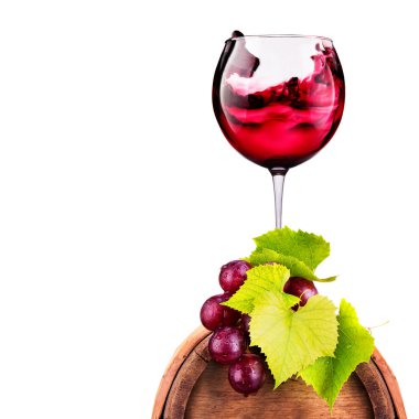 Üzüm ile ahşap bir varil üzerinde kırmızı şarap