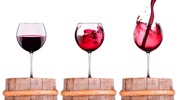 Bicchiere di vino rosso su una botte di legno — Foto Stock