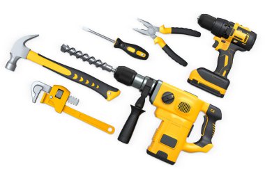 Delme, çekiç ve kerpeten de dahil olmak üzere çeşitli el ve elektrikli aletler kesme yolu olan beyaz arka planda izole edilmiş. Onarım ve inşaat kavramı