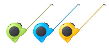 Genişletilmiş cetvelli yeşil, mavi ve sarı şeritlerle ölçüm bantları, kırpma yolu, konsept ölçüm ve inşaat araçları ile beyaz zemin üzerinde izole