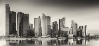 Singapur manzarası ve Marina Bay, siyah ve beyaz