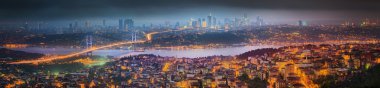 Gece İstanbul Boğaz Köprüsü'nün görünümü
