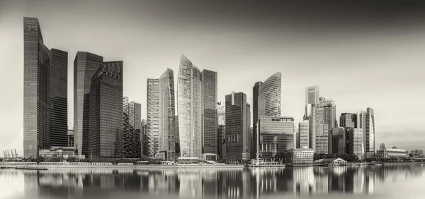 シンガポールのスカイラインやマリーナ湾、黒と白 — ストック写真