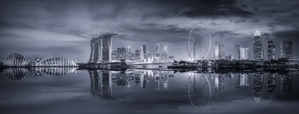 Singapur manzarası ve Marina Bay, siyah ve beyaz