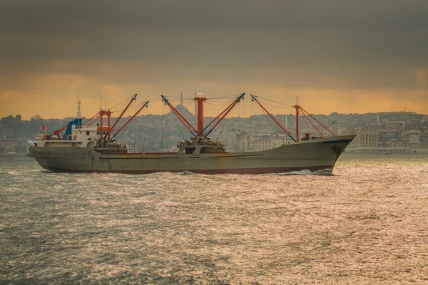 Balsa de Istambul navegando no mar e Bósforo — Fotografia de Stock